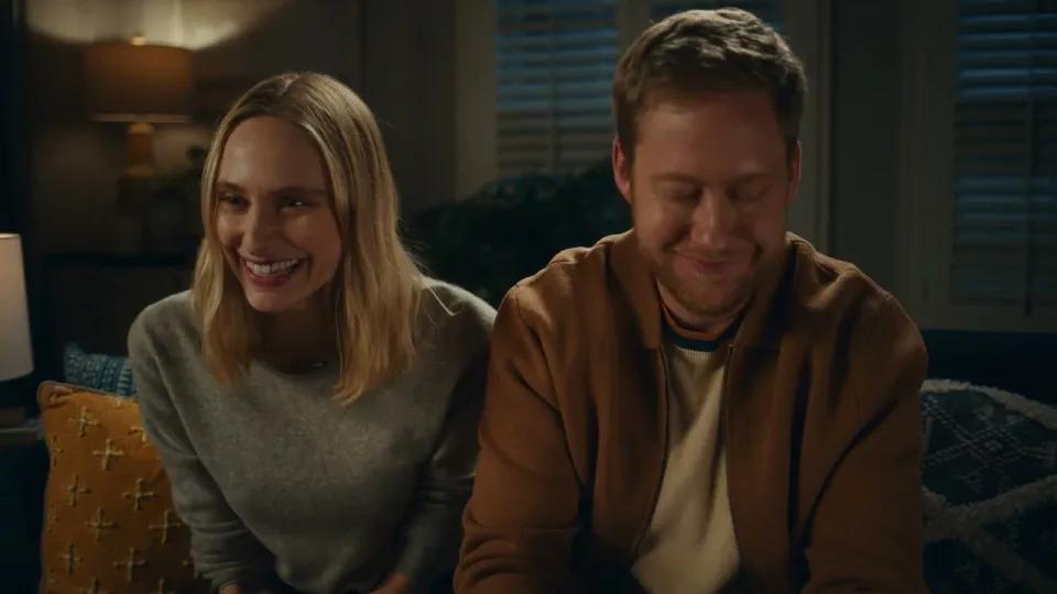 Snickers brinca com troca de casal em campanha de marketing.